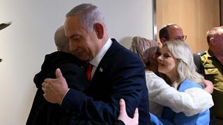 נתניהו ורעייתו מבקרים את השבים בבילינסון