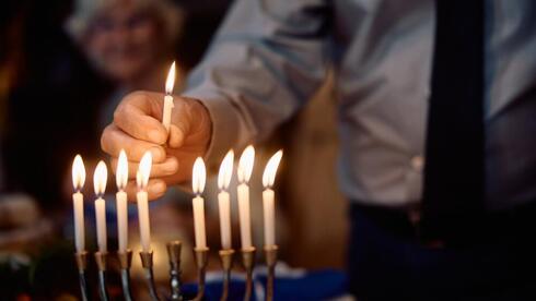 הדלקת נרות חנוכה