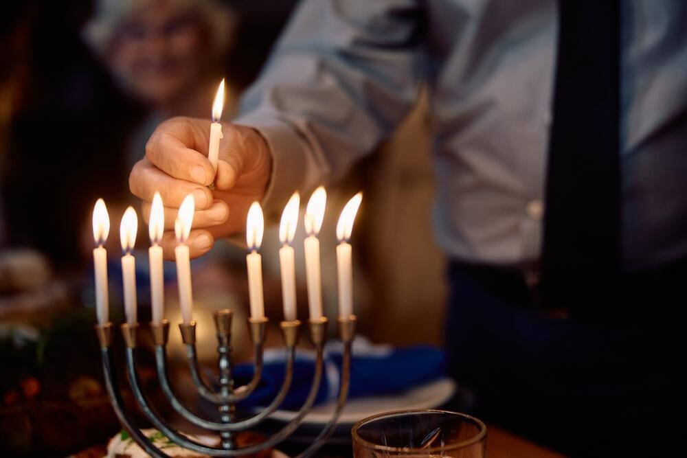 Lighting the Hanukkah candles: an additional candle is lit on each night of the holiday. (Photo: Drazen Zigic / Shutterstock) הדלקת נרות חנוכה