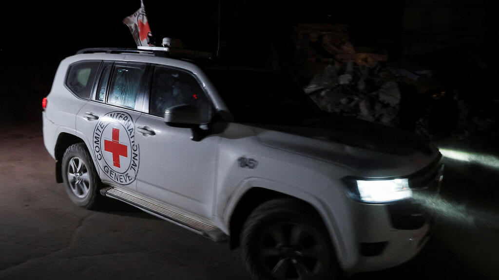 Red Cross (Photo: Reuters/Dawoud Abu Alkas) רכב הצלב האדום בעזה