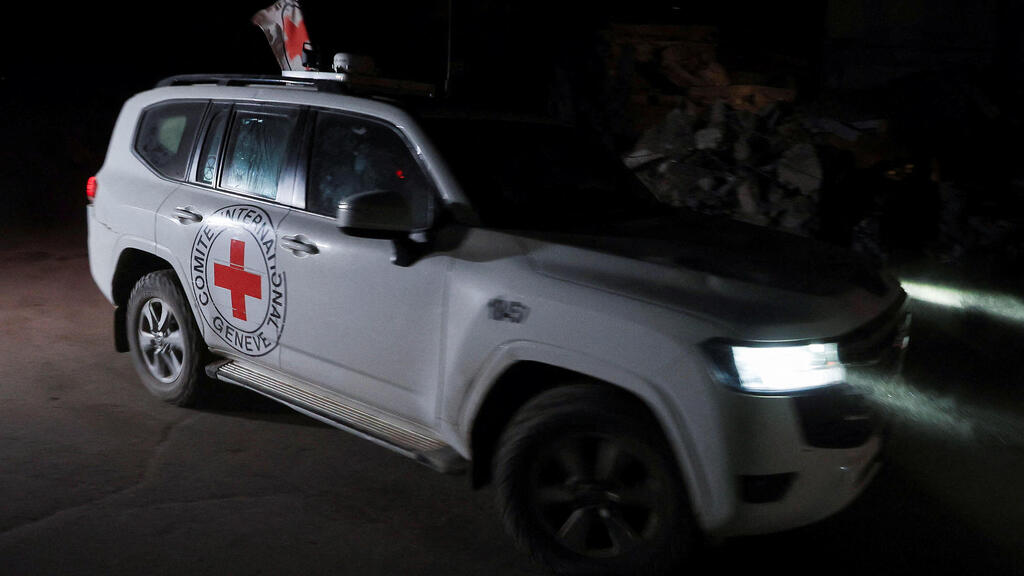 Машина Красного Креста в Газе (Фото: REUTERS/Dawoud Abu Alkas) רכב הצלב האדום בעזה