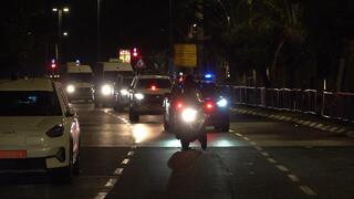 שיירת המשטרה המלווה את ארונות החטופים החללים