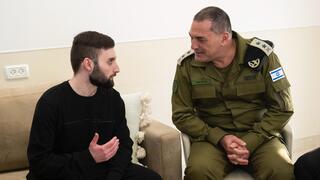 שורד השבי מתן אנגרסט בפגישתו עם הרמטכ״ל