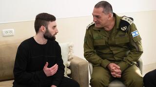 שורד השבי מתן אנגרסט בפגישתו עם הרמטכ״ל