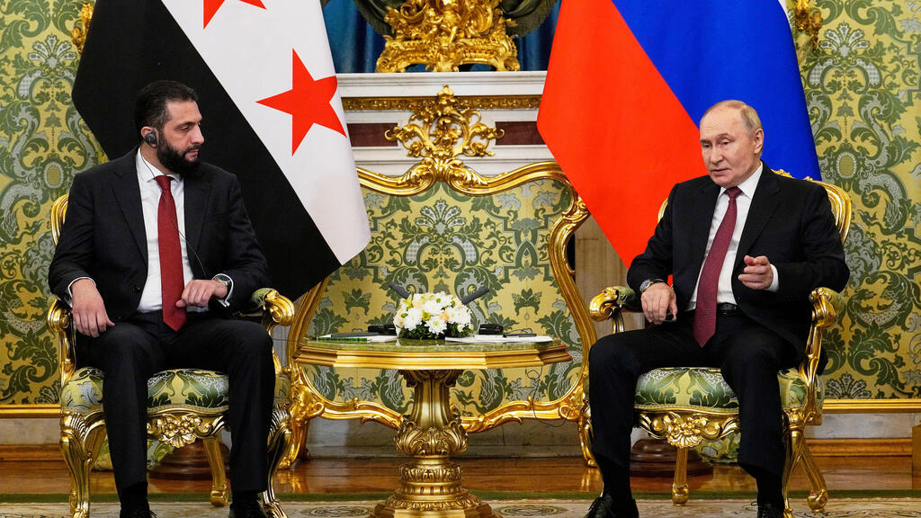 Syrian President Ahmad al-Sharaa hosted by Vladimir Putin at the Kremlin in Moscow (Photo: Alexander Zemlianichenko/ Reuters) נשיא סוריה אחמד א-שרע מתארח בקרמלין אצל ולדימיר פוטין מוסקבה רוסיה