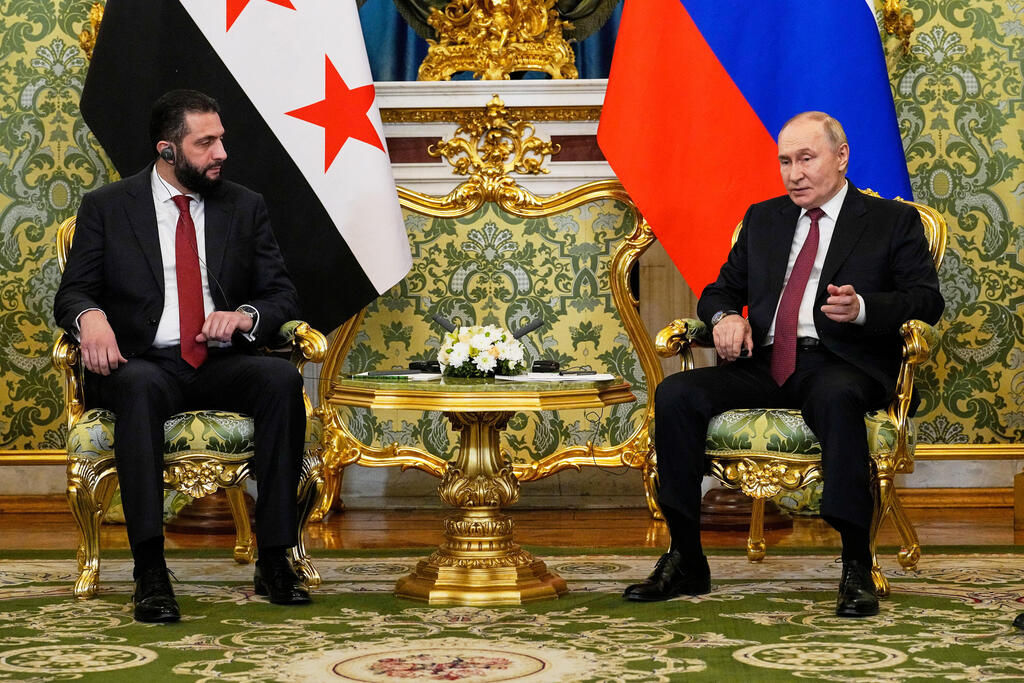 Syrian President Ahmad al-Sharaa meets Russian President Vladimir Putin at the Kremlin in Moscow, Russia (Photo: Alexander Zemlianichenko/Pool via REUTERS) נשיא סוריה אחמד א-שרע מתארח בקרמלין אצל ולדימיר פוטין מוסקבה רוסיה
