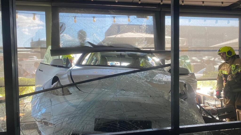 Кафе в Кфар-Сабе после ДТП (Фото: оперативная съемка МАДА) נהגת פגעה בבית קפה נונו מימי בכפר סבא