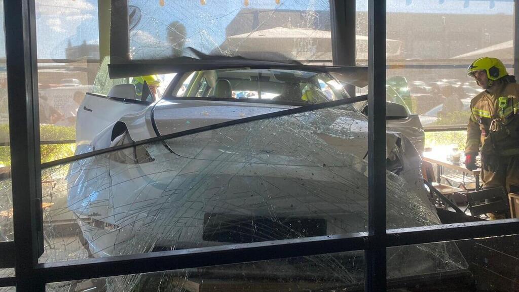 נהגת פגעה בבית קפה נונו מימי בכפר סבא