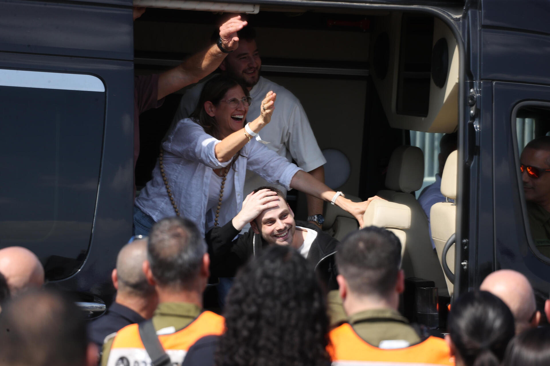 אלון אהל תופס את הראש כשהוא רואה את קבלת הפנים שמחכה לו  