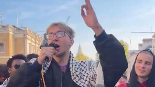 בריטניה סטודנט סמואל וויליאמס הפגנה פרו פלסטינית לקבור ציונים באדמה