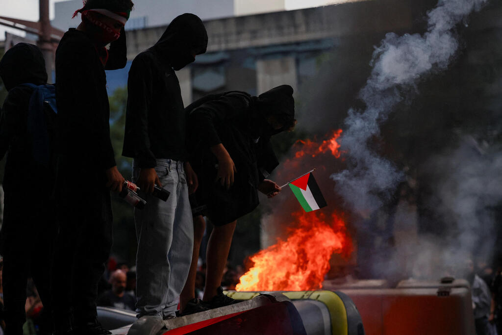 התפרעויות בהפגנה נגד ישראל פרו-פלסטינית בברצלונה ספרד