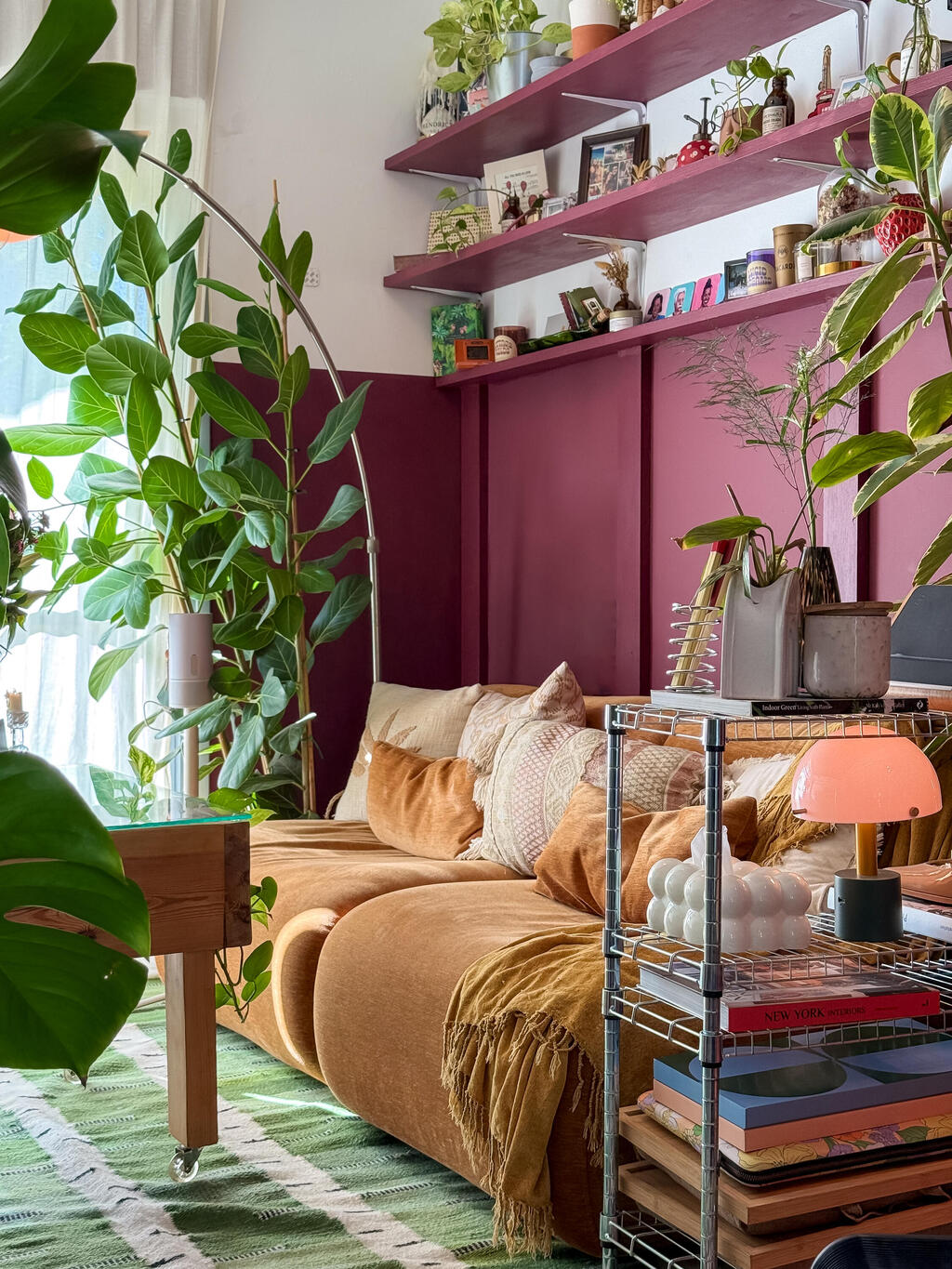 Pieces collected from various places, including treasures from Grandma’s home. (Photo: Noam Ron) הדירה של אביב ונדב, מדור כאן גרים