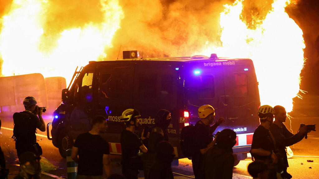 התפרעויות בהפגנה נגד ישראל פרו-פלסטינית בברצלונה ספרד