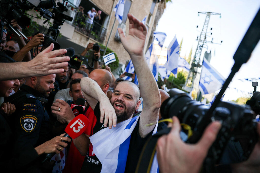 Photo: REUTERS/Stoyan Nenov החטוף איתן הורן שב לביתו ב כספר סבא