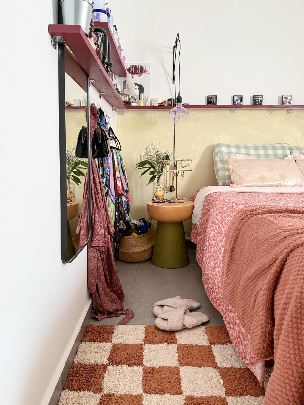 The shelves from the living room continue into the bedroom (Photo: Noam Ron) הדירה של אביב ונדב, מדור כאן גרים
