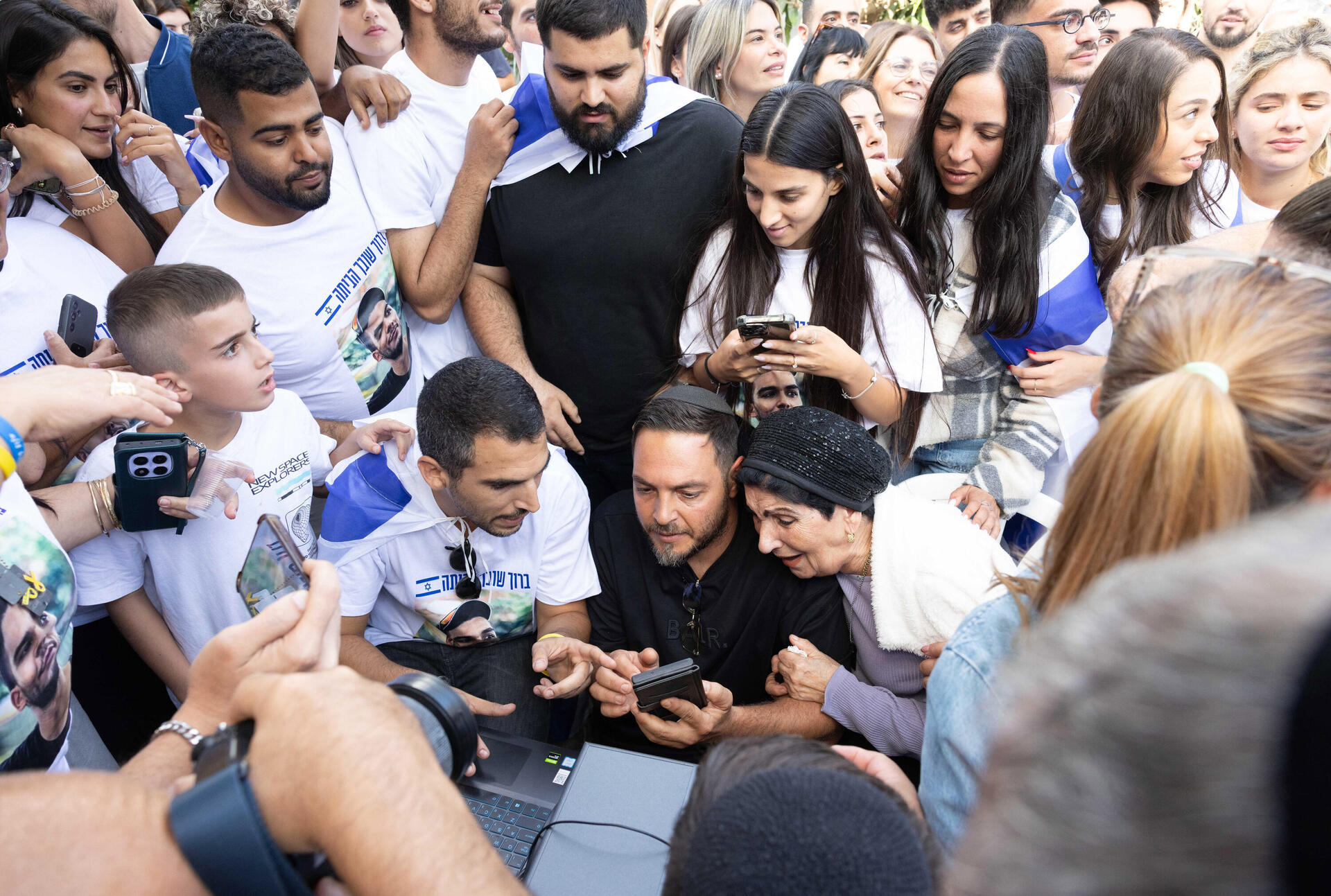משפחתו של יוסף חיים אוחנה צופה בשחרורו 