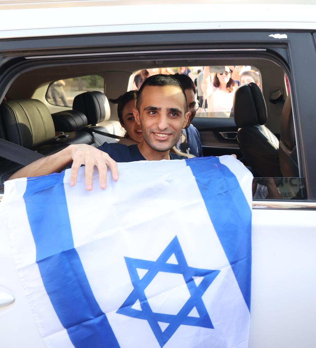 קבלת פנים לשורד השבי נמרוד כהן ששב לביתו ברחובות (צילום: דנה קופל) קבלת פנים לשורד השבי נמרוד כהן ששב לביתו ברחובות