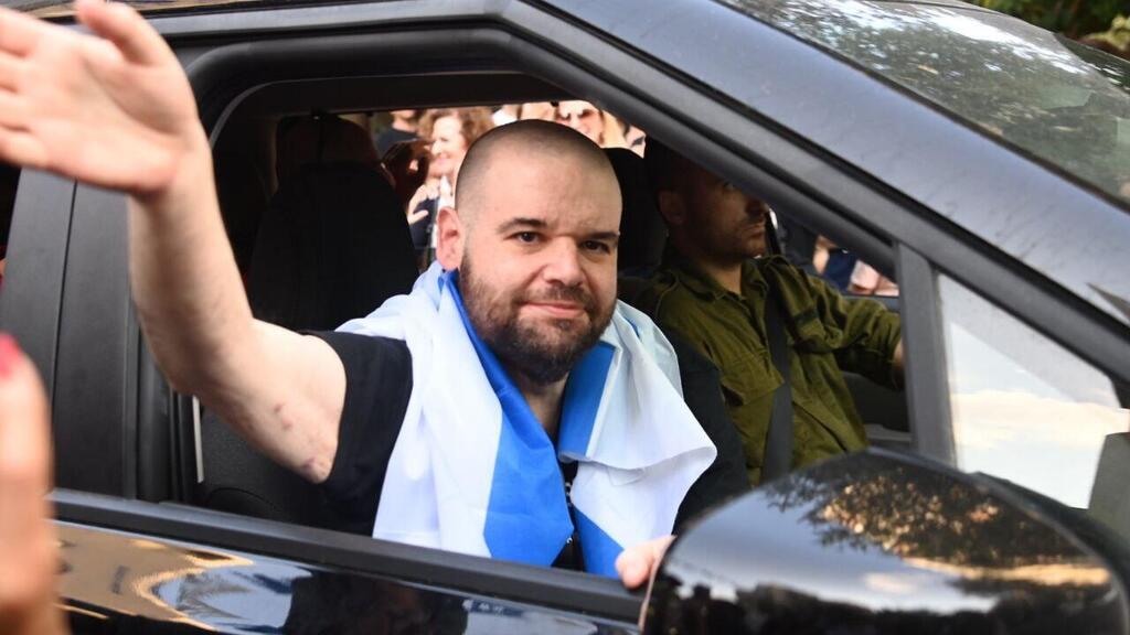 החטוף איתן הורן שב לביתו ב כספר סבא