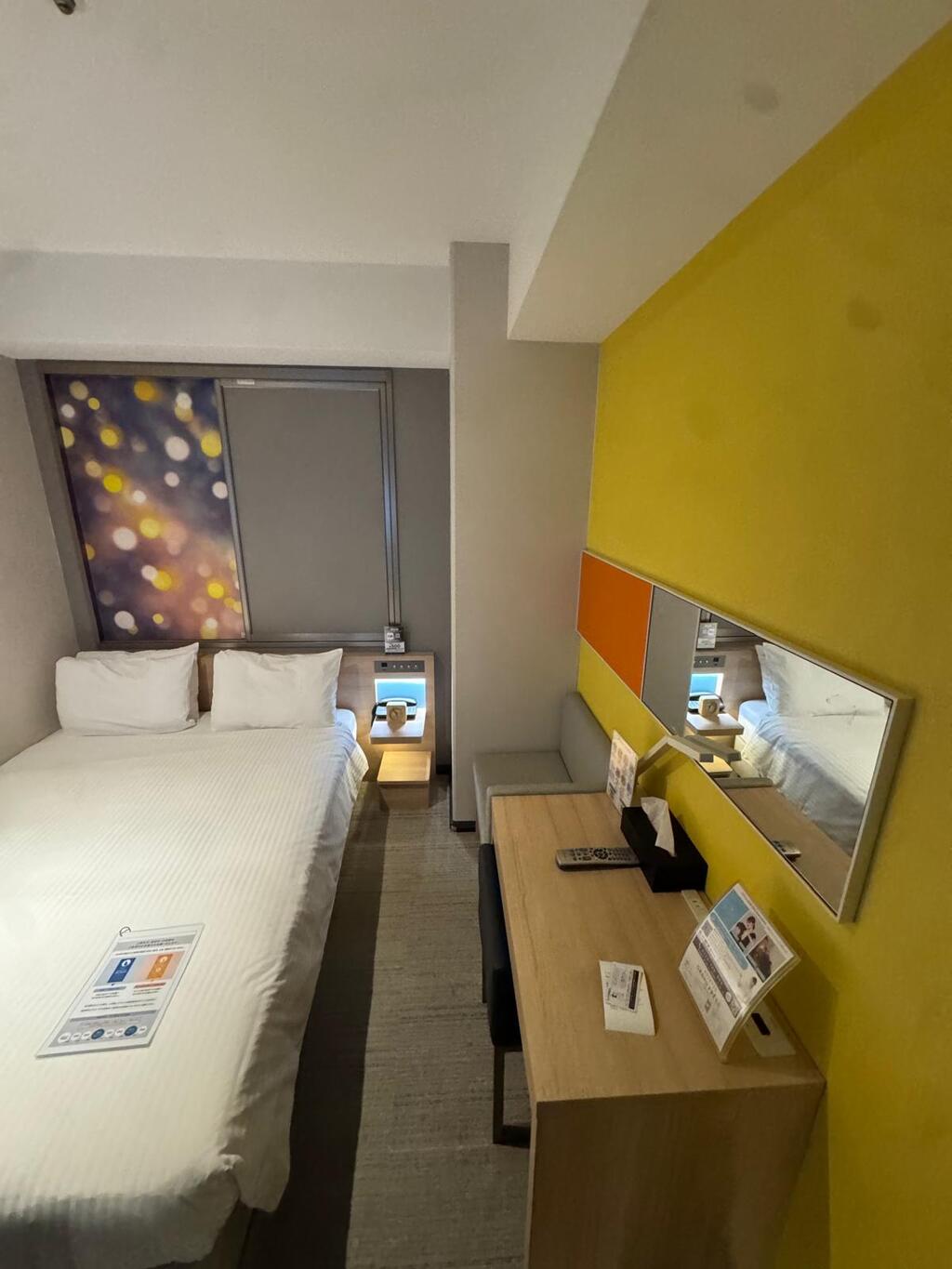 Tiny hotel room (Photo: Shelly Tal) חדר מלון פצפון