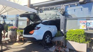 נהגת פגעה בבית קפה נונו מימי בכפר סבא