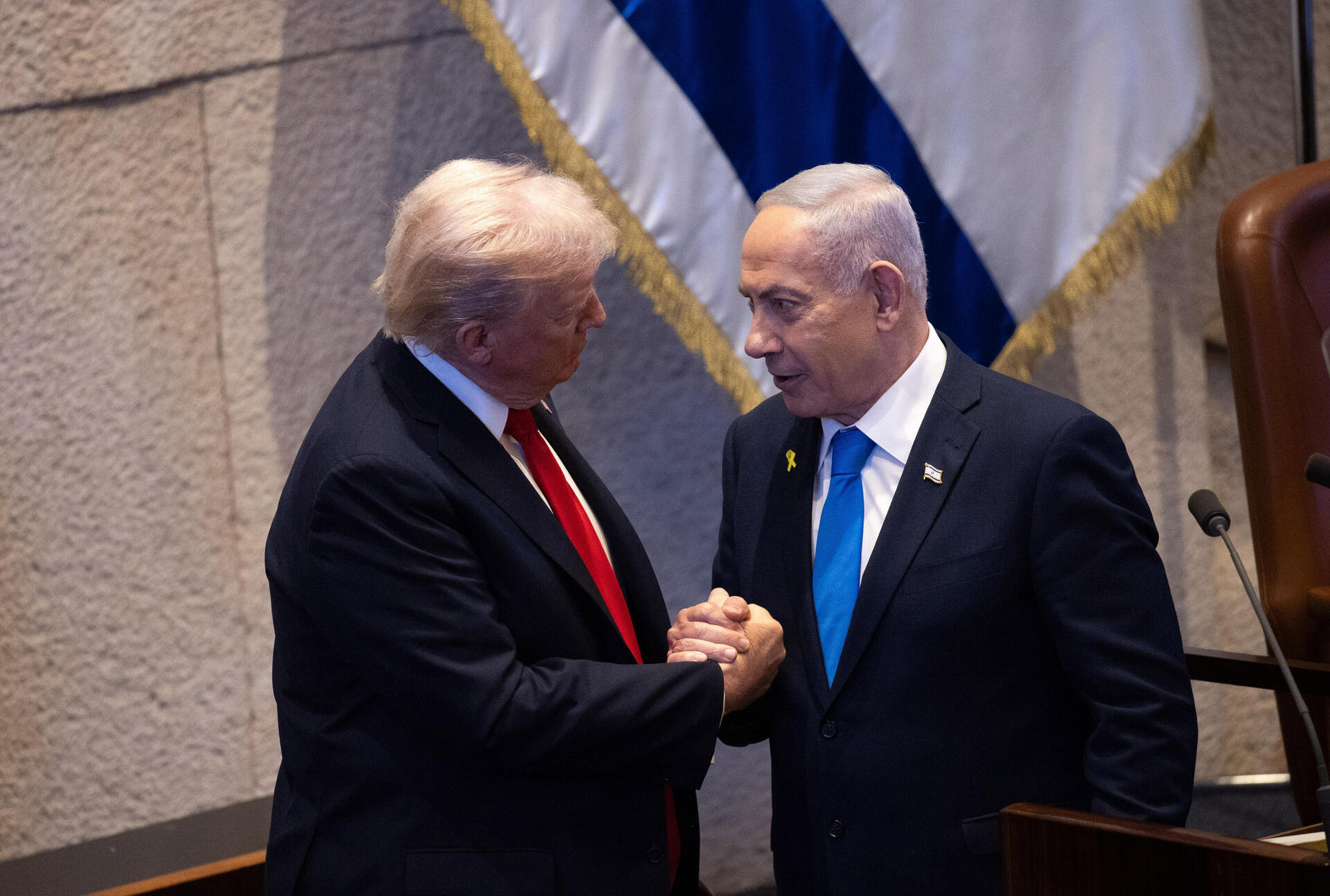 יד ביד. נתניהו וטראמפ במליאת הכנסת  