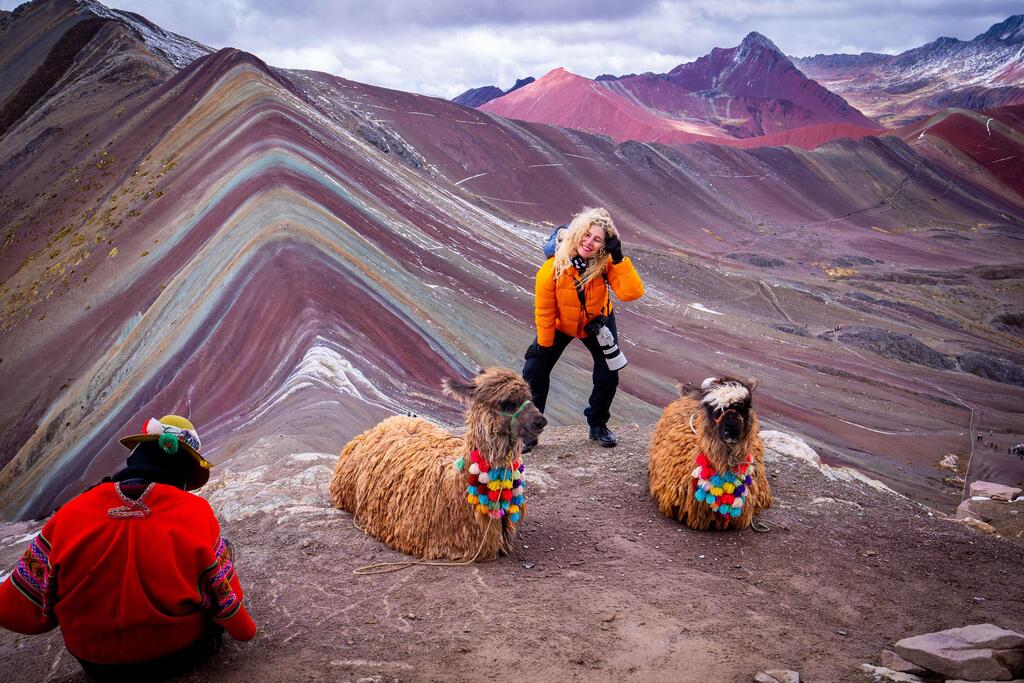 Limor Zadok in rainbow mountain לימור צדוק בהר הצבעים