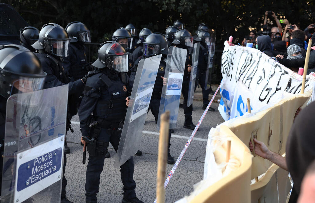 השוטרים מנסים לעצור את המפגינים הפרו-פלסטינים