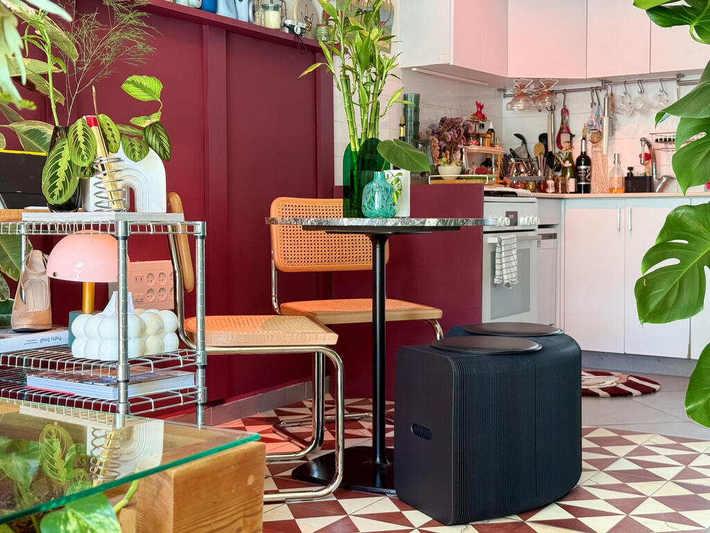 The dining area sits between the white kitchen and the colorful living room (Photo: Noam Ron) הדירה של אביב ונדב, מדור כאן גרים