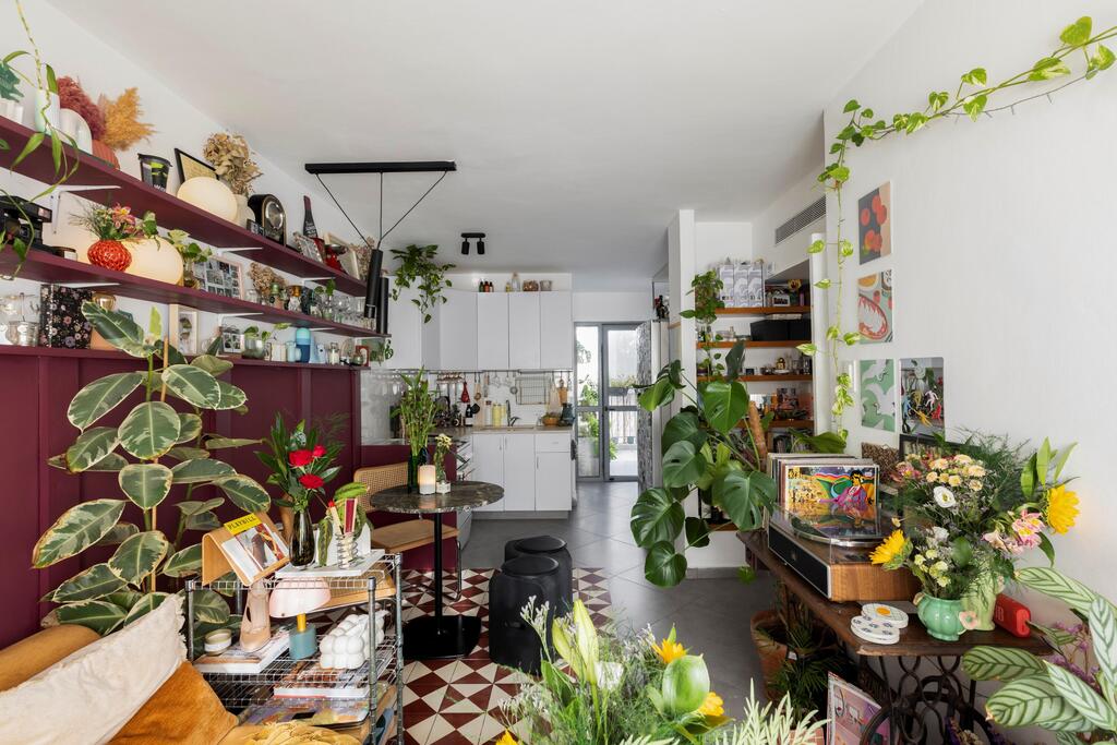 About 55 square meters, rented. (Photo: Merav Felberg) הבית של אביב קסלר, מדור כאן גרים