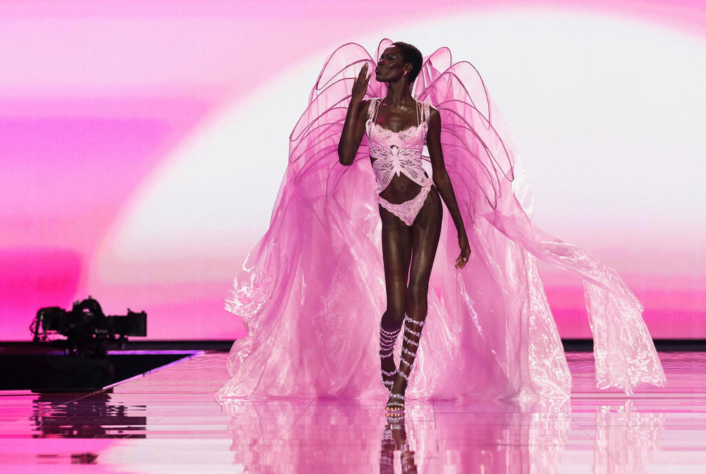 אוואר אודיאנג בתצוגת האופנה של ויקטוריה'ס סיקרט