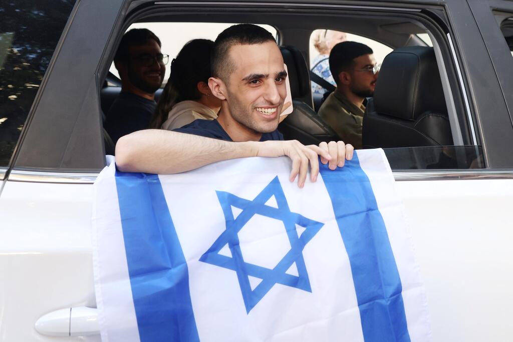 קבלת פנים לשורד השבי נמרוד כהן ששב לביתו ברחובות