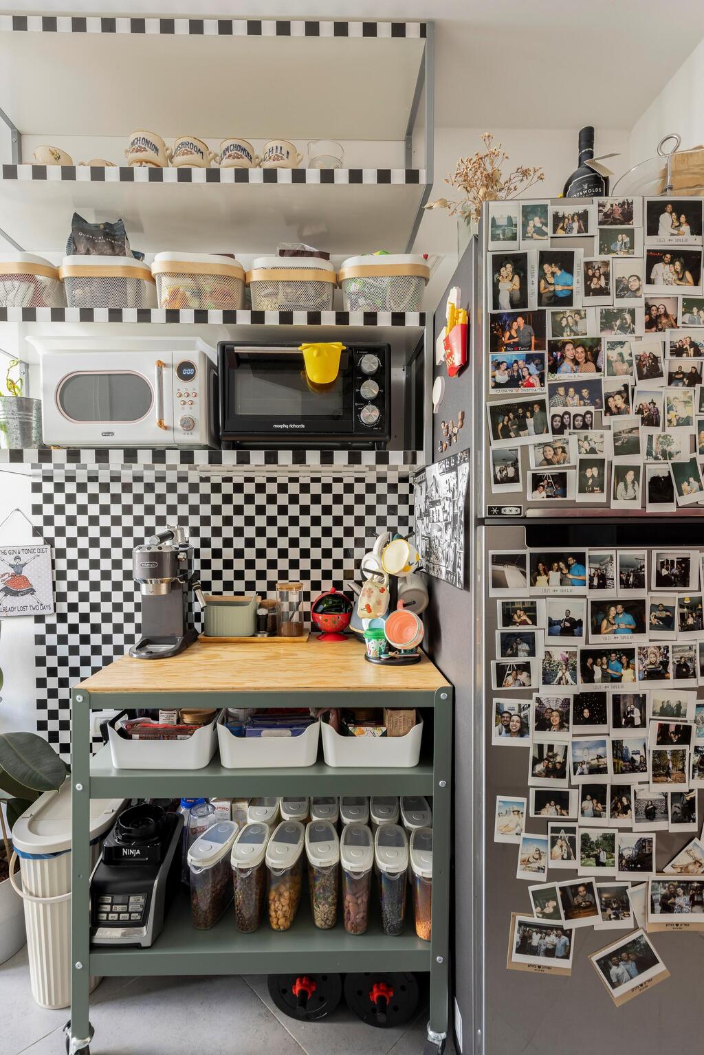 A coffee station with wallpaper stands beside the refrigerator (Photo: Merav Felberg) הבית של אביב קסלר, מדור כאן גרים