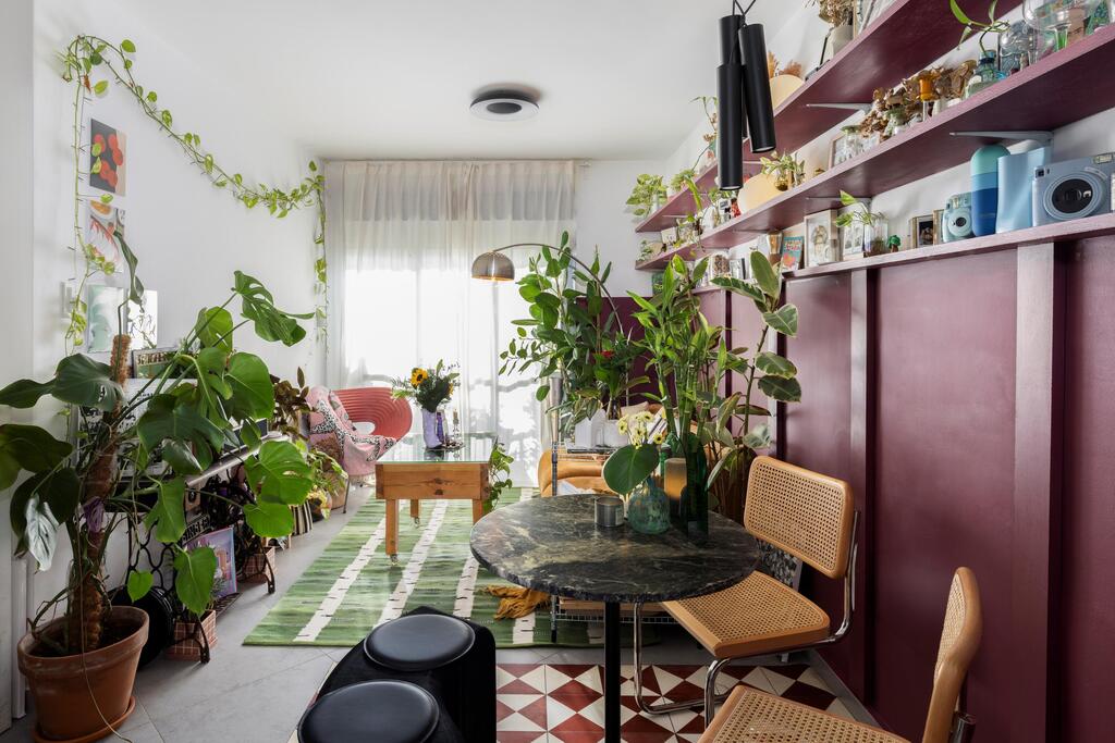 They filled the apartment with greenery and collections. (Photo: Merav Felberg) הבית של אביב קסלר, מדור כאן גרים