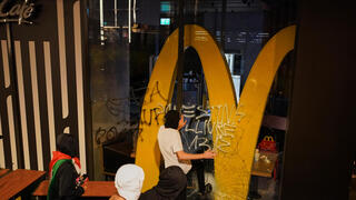 התפרעויות בהפגנה נגד ישראל פרו-פלסטינית בברצלונה ספרד