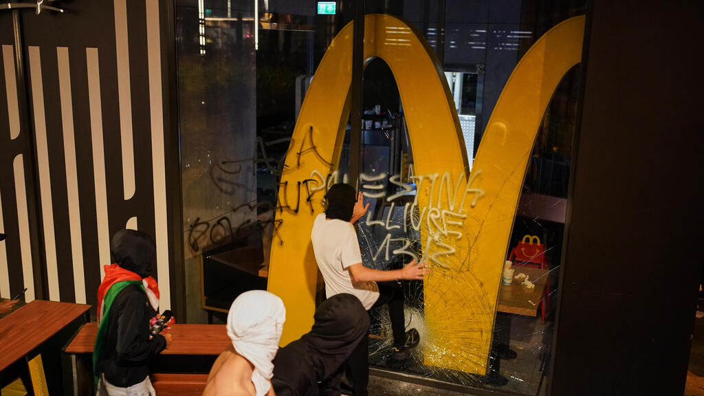 גרפיטי וונדליזם בהתפרעויות פרו-פלסטיניות (צילום: AP Photo/Joan Mateu Parra) התפרעויות בהפגנה נגד ישראל פרו-פלסטינית בברצלונה ספרד