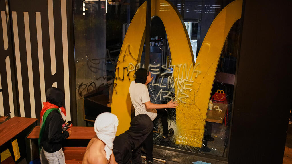 התפרעויות בהפגנה נגד ישראל פרו-פלסטינית בברצלונה ספרד