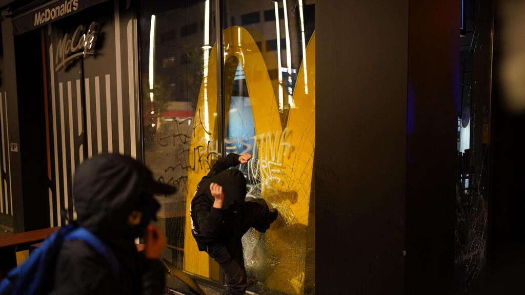 השחתת הסניף בברצלונה (צילום: AP Photo/Joan Mateu Parra) התפרעויות בהפגנה נגד ישראל פרו-פלסטינית בברצלונה ספרד