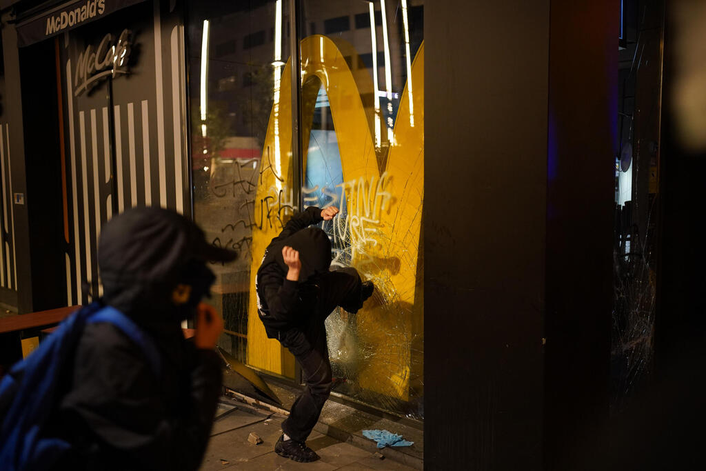 התפרעויות בהפגנה נגד ישראל פרו-פלסטינית בברצלונה ספרד