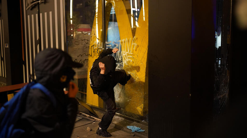 התפרעויות בהפגנה נגד ישראל פרו-פלסטינית בברצלונה ספרד