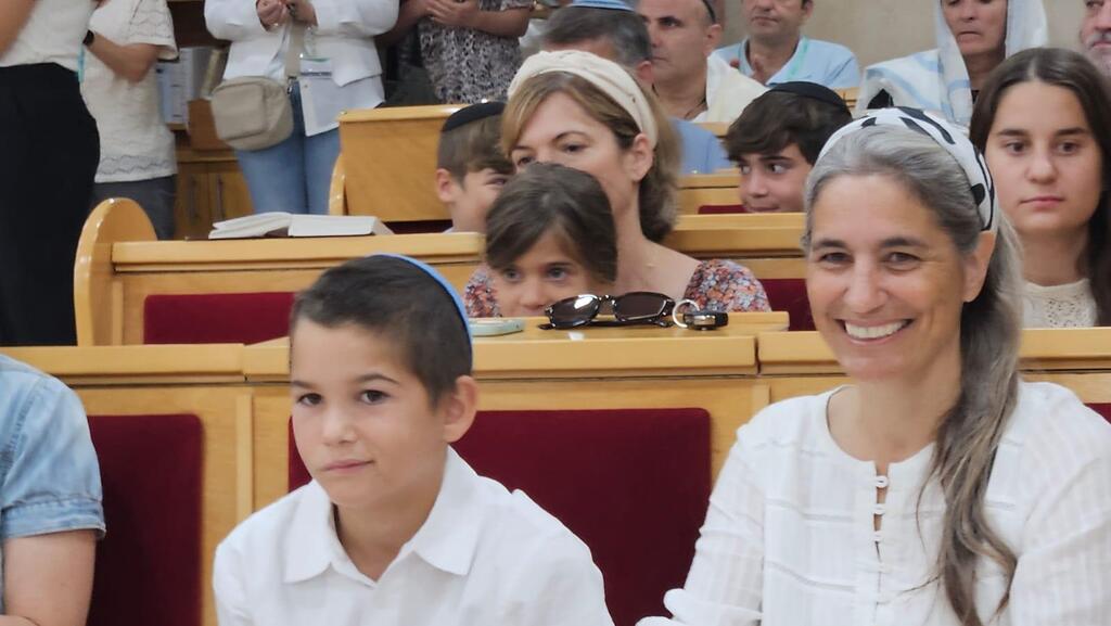 יהודה נאמן ב בר המצווה שלו עם אמו יעל, אלמנתו של ד"ר איתן נאמן ז"ל שנפל במלחמה