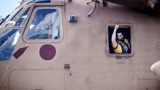 זיו ברמן חוגג מחוץ לחלון המסוק בדרך לביה"ח