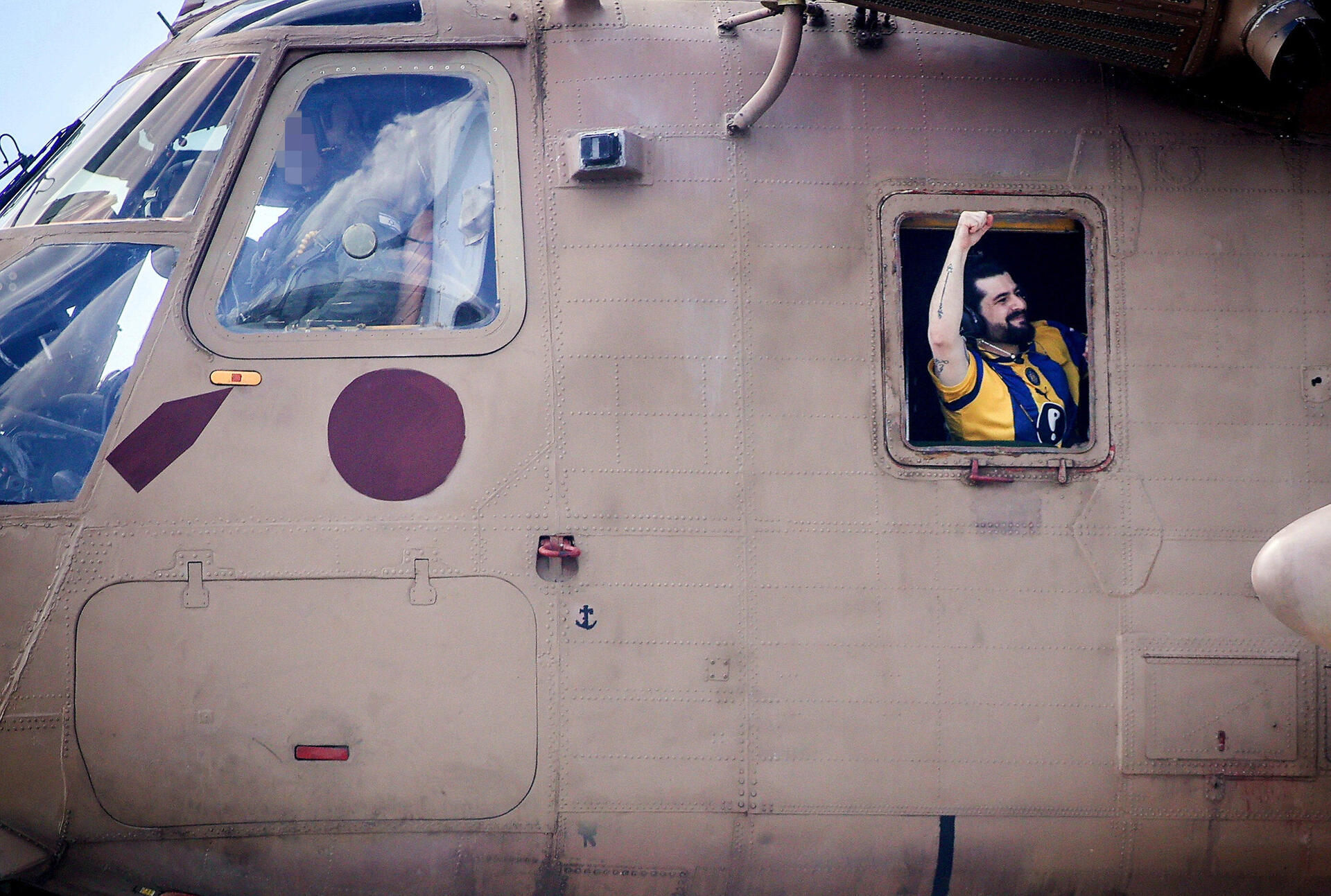 זיו ברמן חוגג מחוץ לחלון המסוק בדרך לביה"ח