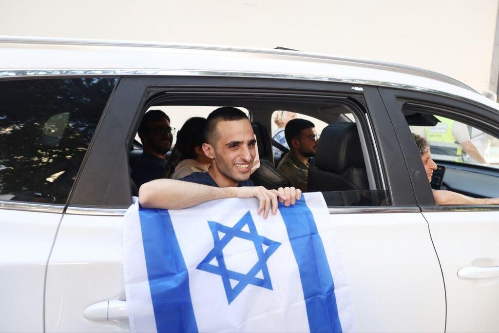 Photo: Meir Turgeman קבלת פנים לשורד השבי נמרוד כהן ששב לביתו ברחובות