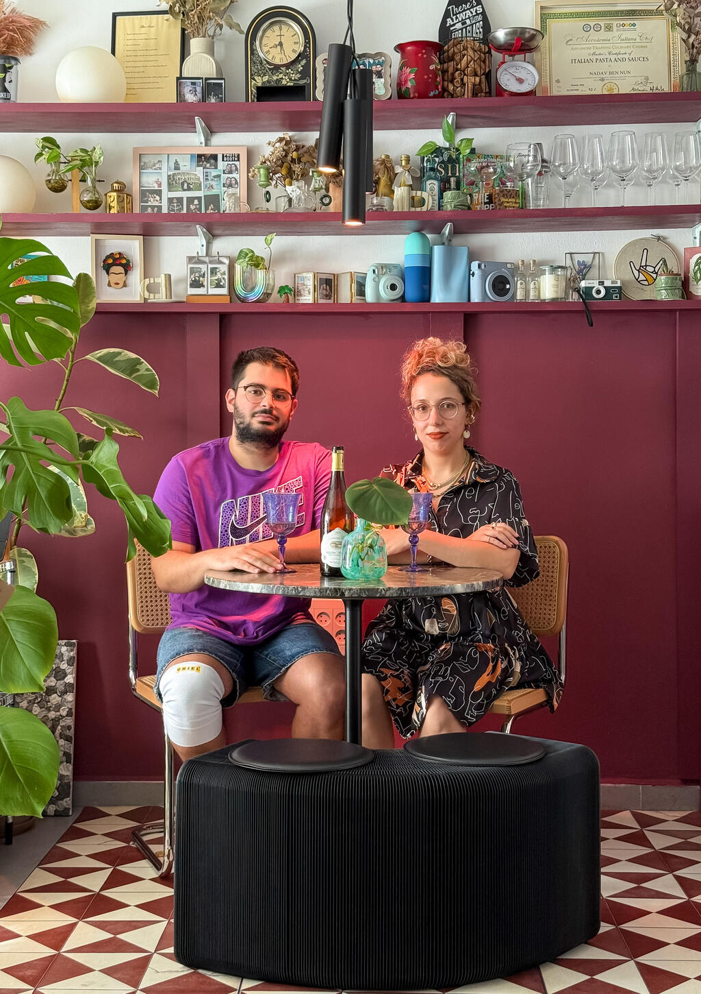 A big challenge on a small budget: Aviv and Nadav in the dining area (Photo: Noam Ron) הדירה של אביב ונדב, מדור כאן גרים