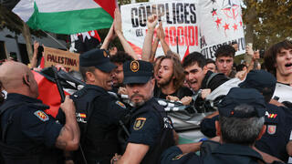 השוטרים מנסים לעצור את המפגינים הפרו-פלסטינים