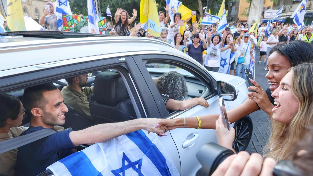 קבלת פנים לשורד השבי נמרוד כהן ששב לביתו ברחובות