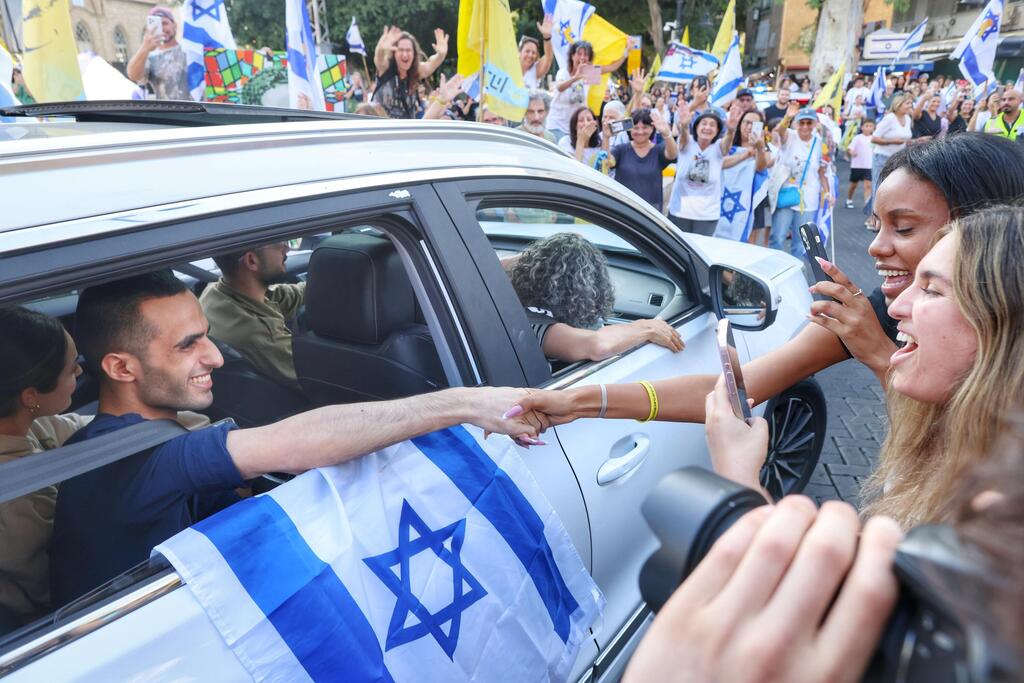 קבלת פנים לשורד השבי נמרוד כהן ששב לביתו ברחובות (צילום: דנה קופל) קבלת פנים לשורד השבי נמרוד כהן ששב לביתו ברחובות