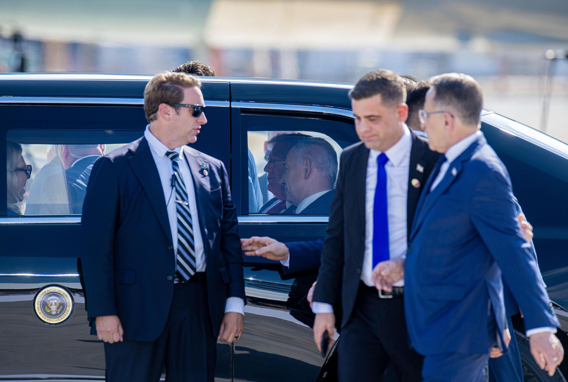 טראמפ ובני הזוג נתניהו ברכב הנשיאותי בנתב"ג 