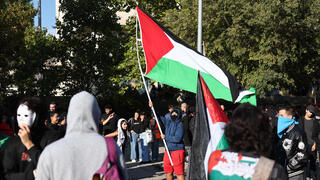 ההפגנות מחוץ לאולם במנרסה, לפני המשחק מול ירושלים