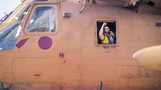 זיו ברמן חוגג מחוץ לחלון המסוק בדרך לביה"ח